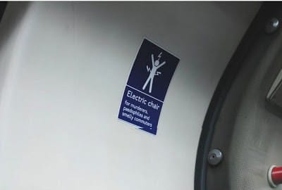 <img src="https://estoyenlondres.com/2012/11/metro-de-londres-la-proxima-parada-es.html" alt="pegatinas bromistas en el metro de Londres"/>