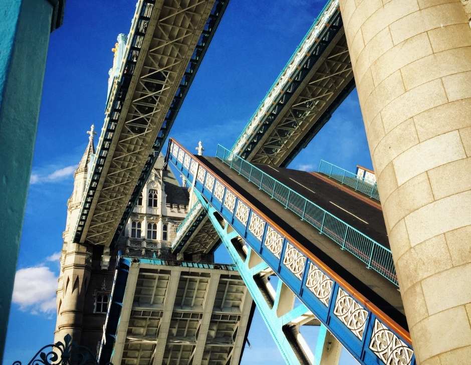 Tower bridge abierto londres