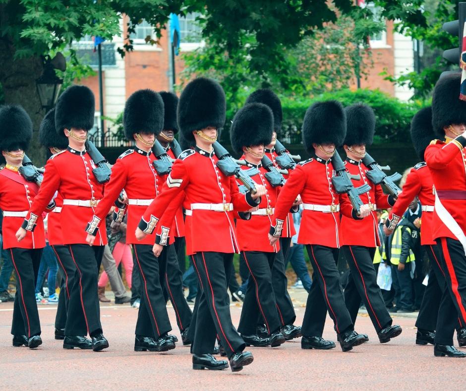 Cambio de Guardia Real en Londres: Ceremonia Imperdible Cambio de guardia real en Londres con guardias uniformados frente al Palacio de Buckingham