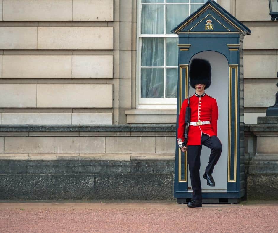 Guardia de la Casa Real británica Soldado de la Casa Real británica en uniforme tradicional