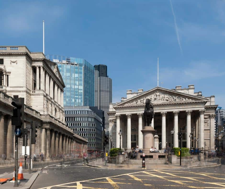 Banco de Inglaterra en La City de Londres_ Centro Financiero Emblemático – Estoy en Londres Edificio del Banco de Inglaterra en La City de Londres.