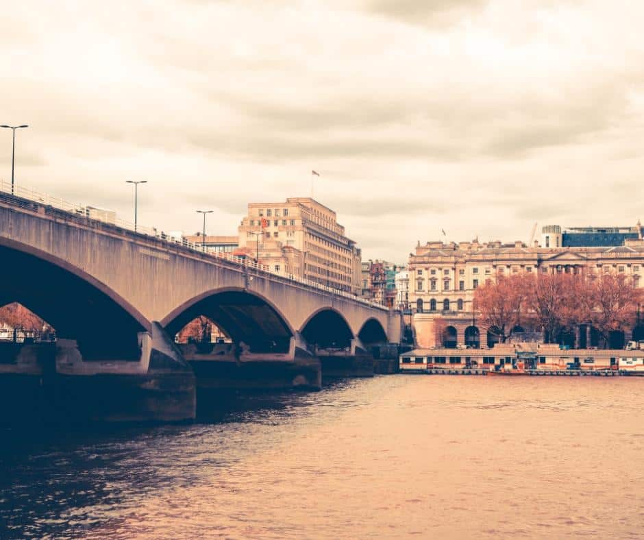 Puente de Londres (London Bridge)_ Icono Histórico sobre el Támesis – Estoy en Londres Vista del Puente de Londres sobre el río Támesis.
