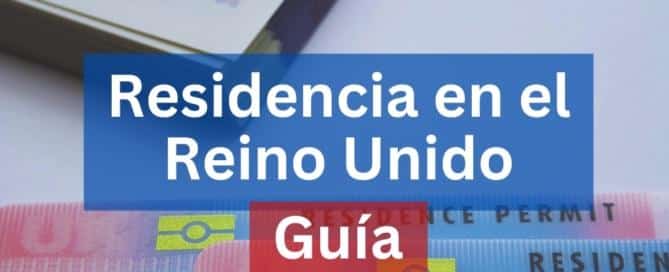 Tarjetas de residencia británica sobre un fondo de billetes de libras esterlinas. La residencia en Reino Unido tiene requisitos económicos.