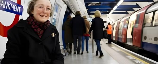Imagen destacada: La viuda del 'Mind the Gap' en el metro de Londres, símbolo de amor eterno.