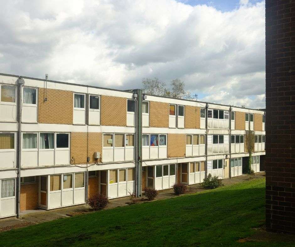Acceso limitado a servicios y vivienda si estás ilegal en Inglaterra Dificultades para acceder a vivienda y servicios por estar ilegal en Inglaterra