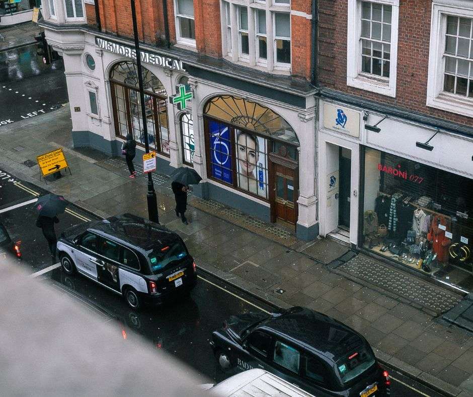 Explora Londres en un cómodo taxi negro